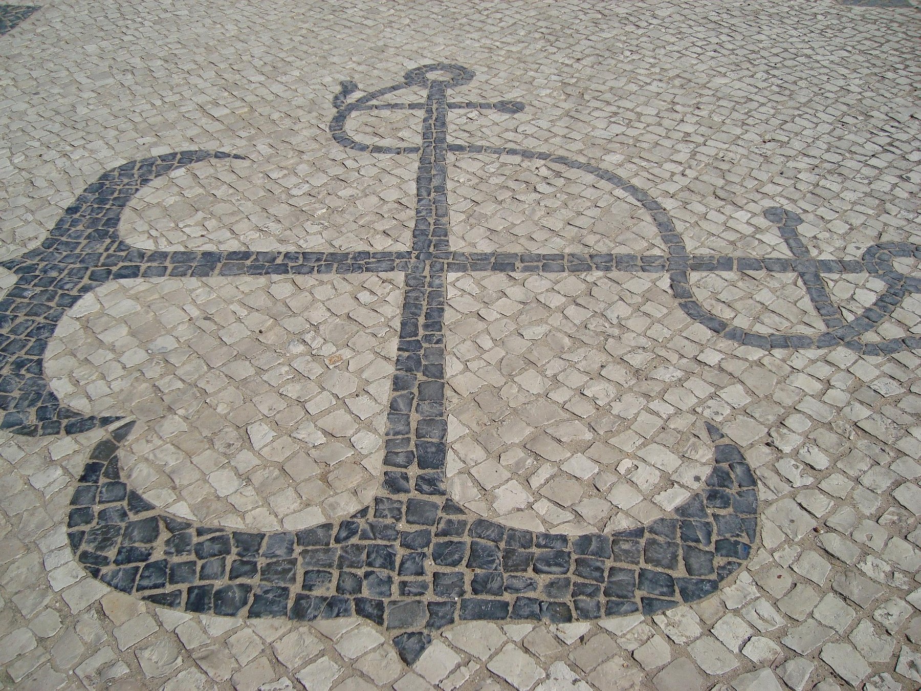 Helle Algarve-Küste mit Meer und Felsen